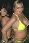 Abbey Brooks im Bikini in einem Pool.