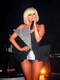 Lady Gaga singt "Paparazzi" auf ihrer "Fame Ball Tour".