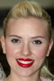 Scarlett Johansson l&auml;chelnd in Kuwait.
